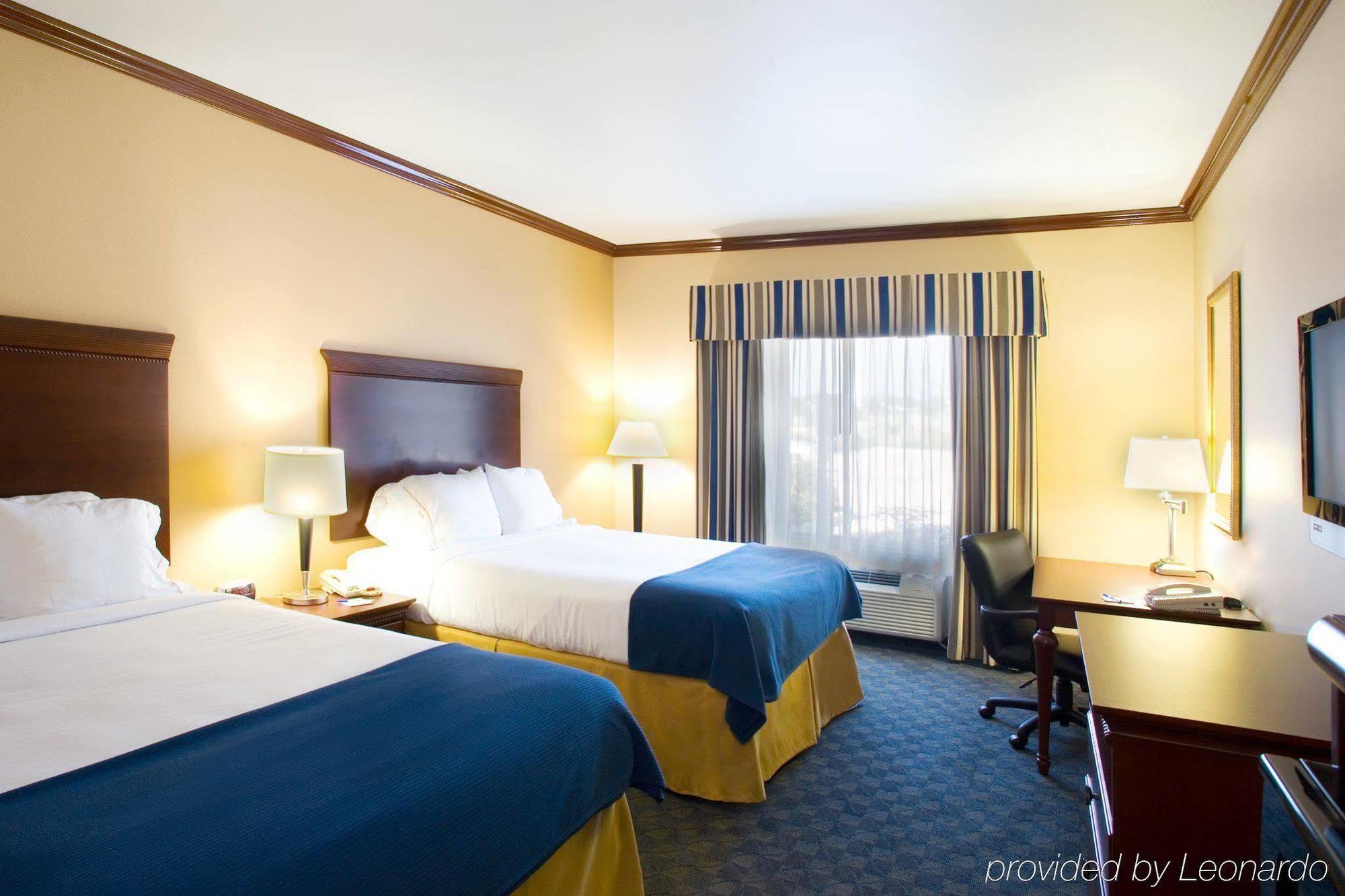 Holiday Inn Express Hotel And Suites Falfurrias Exterior photo