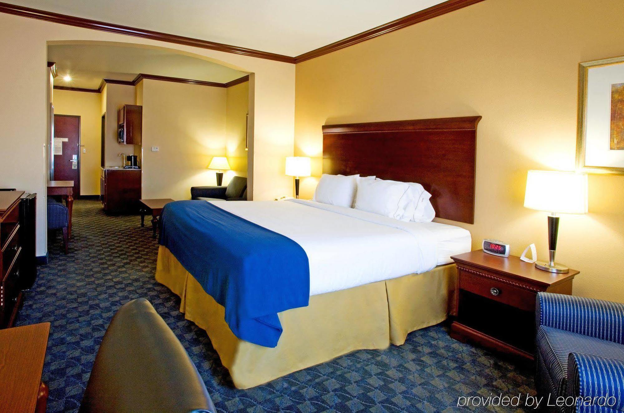 Holiday Inn Express Hotel And Suites Falfurrias Room photo