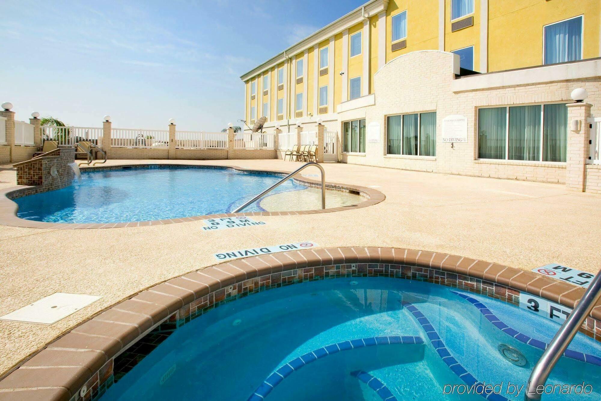 Holiday Inn Express Hotel And Suites Falfurrias Exterior photo