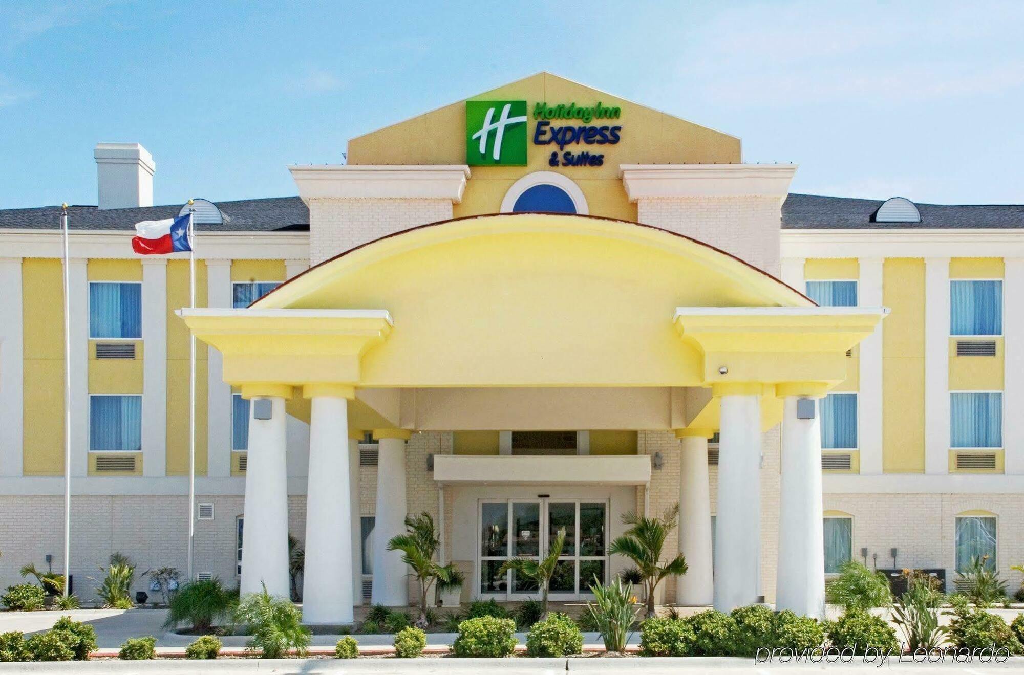 Holiday Inn Express Hotel And Suites Falfurrias Exterior photo